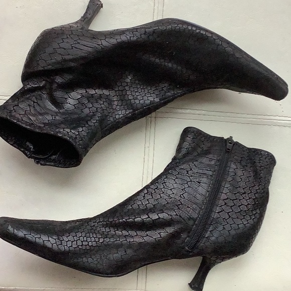 Black patterned boot - Picture 2 of 10